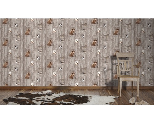 Raumansicht mit Holzpaneel-Tapete, die Pferde und Fenster zeigt, kombiniert mit einem Holzboden und einem Kuhfellteppich.