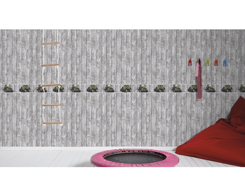 Kinderzimmer mit Holztapete, Traktor Bordüre, Sprossenwand, Trampolin und Sitzsack