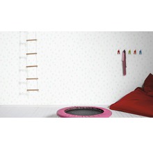 Helles Kinderzimmer mit Sprossenwand, Trampolin, Sitzsack und Kleiderhaken an gemusterter Tapete