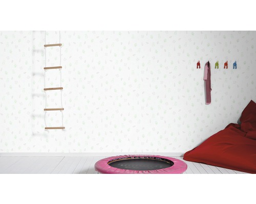 Helles Kinderzimmer mit Sprossenwand, Trampolin, Sitzsack und Kleiderhaken an gemusterter Tapete