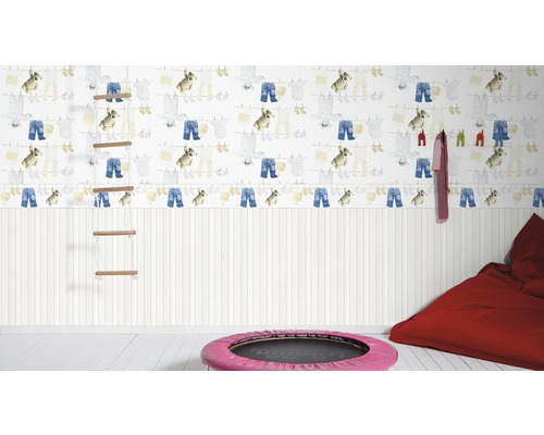 Kinderzimmer mit Tapete, Sprossenwand und Trampolin