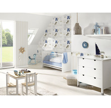 Babyzimmer mit Gitterbett, Kommode, Tisch und Stühlen