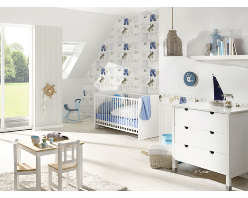 Babyzimmer mit Gitterbett, Kommode, Tisch und Stühlen