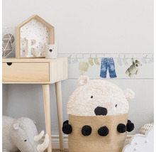 Kinderzimmer Szene mit Holzkommode, Teddybär-Aufbewahrungskorb und Wäscheleine Wandbordüre