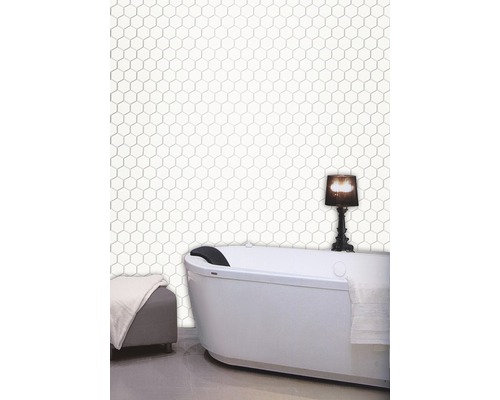 Badezimmer mit freistehender Badewanne und sechseckigen Fliesen an der Wand