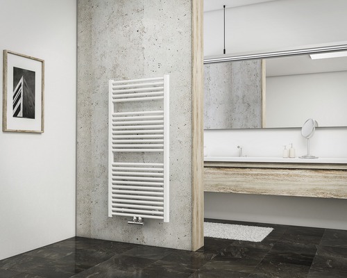 SCHULTE Badheizkörper München 1215x600 mm alpinweiß mit Mittelanschluß Modernes Badezimmer mit weißem Handtuchwärmer an der Wand