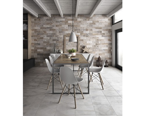 Heller Essbereich mit Steintapete, Holztisch und modernen Stühlen