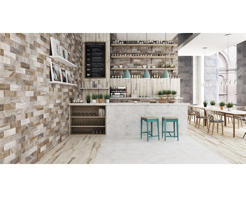Innenansicht eines Cafés mit Holzboden, einer Theke und Tischen