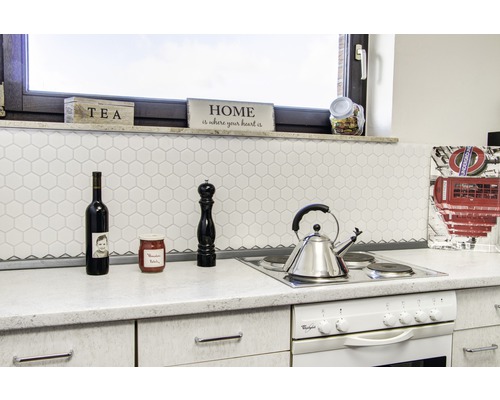 Küchenszene mit Kochfeld, Teekessel und Dekoration