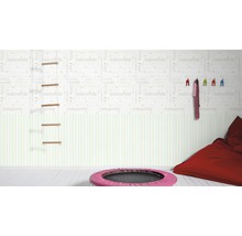 Kinderzimmer mit Sprossenwand, Trampolin, Kleiderhaken und Sitzsack