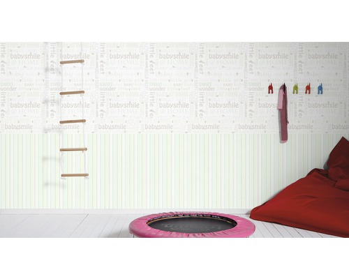 Kinderzimmer mit Sprossenwand, Trampolin, Kleiderhaken und Sitzsack