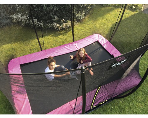 Rechteckiges Gartentrampolin mit Sicherheitsnetz und zwei Kindern