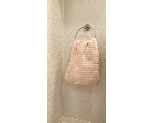 Handtuchhalter mit Handtuch an Wandfliesen