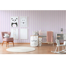 Kinderzimmer mit Kinderbett, Sessel und Tierbildern an der Wand