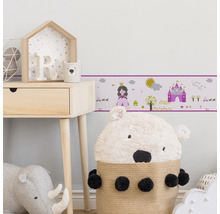 Kinderzimmer mit Märchenbordüre, Nachttisch und Spielzeug