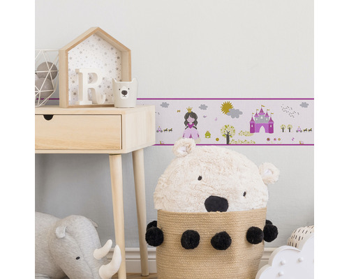 Kinderzimmer mit Märchenbordüre, Nachttisch und Spielzeug