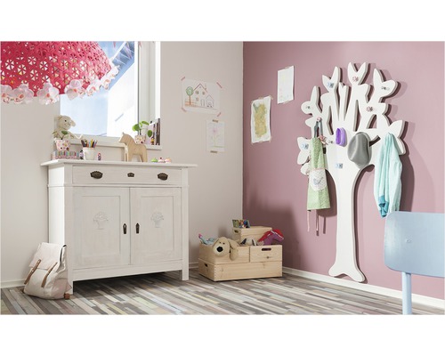 Kinderzimmer mit Kommode, Garderobe in Baumform und Spielzeugkisten.