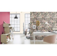 Dekoratives Arbeitszimmer mit Blumenmustertapete, Schreibtisch und Regal