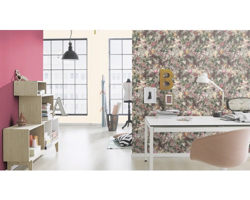 Dekoratives Arbeitszimmer mit Blumenmustertapete, Schreibtisch und Regal