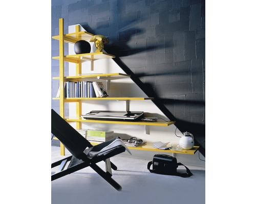 Gelbes Regal mit verschiedenen Gegenständen in einem Raum.