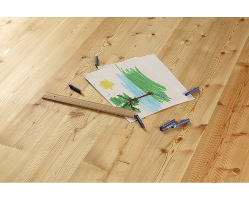 Holzboden mit Kinderzeichnung, Wachsmalstiften und Lineal