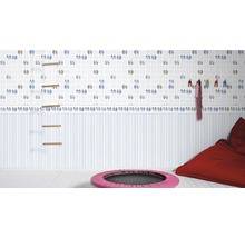 Kinderzimmer mit Wandtapete mit Schuhmotiv, Sprossenwand und Sitzsack
