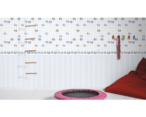 Kinderzimmer mit Wandtapete mit Schuhmotiv, Sprossenwand und Sitzsack
