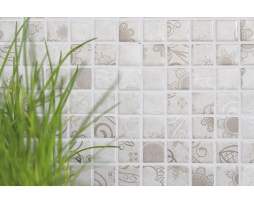 Quadratische Mosaikfliesen mit Muster