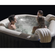 Aufblasbarer Whirlpool mit Personen