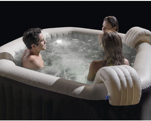 Aufblasbarer Whirlpool mit Personen