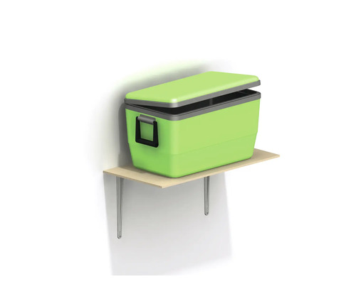 Grüne Kühlbox mit teilweise geöffnetem Deckel auf einem Regal