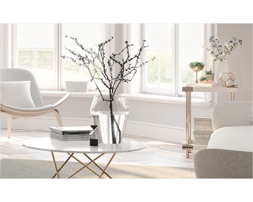 Wohnzimmer mit rundem Marmortisch, Glasvase und modernem Dekor