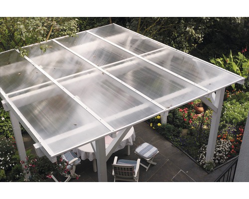 Überdachte Terrasse mit Polycarbonatplatten und Gartenmöbeln