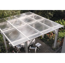 Terrassenüberdachung mit transparentem Dach in Gartenumgebung