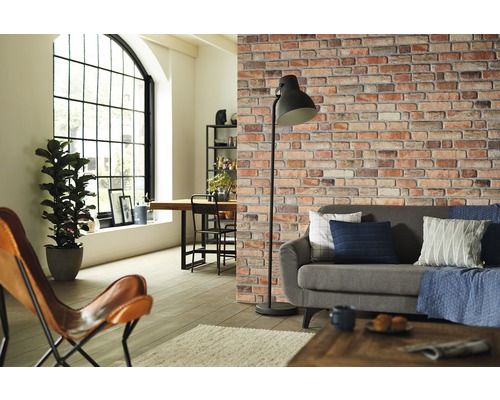 Wohnzimmer mit Sofa, Stehlampe und Backsteinmauer-Tapete