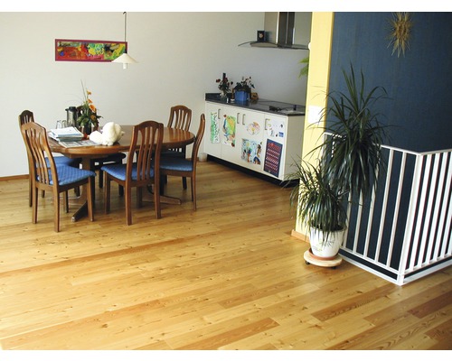 Wohnraum mit Holzboden, Esstisch und Küchenzeile