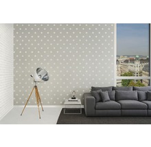 Wohnzimmer mit Sternentapete, Sofa und Stehlampe