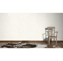 Dekoratives Interieur mit Backstein Tapete, Holzboden und Stuhl