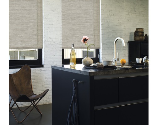 Szene einer hellen Küche mit Rollos vor den Fenstern, einer Kücheninsel und einem Ledersessel