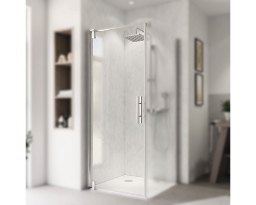 Dusche mit Eckeinstieg und Brausekopf in einem hellen Badezimmer
