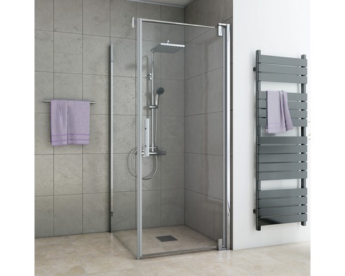 Duschkabine mit Dusche, Handtuch und Handtuchwärmer im Badezimmer