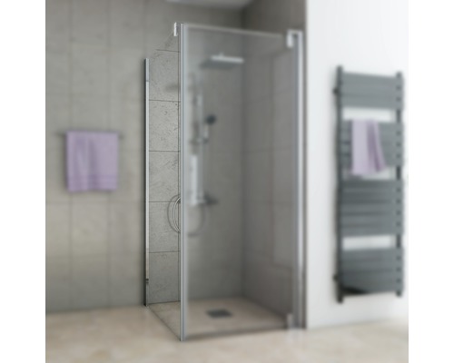 Dusche mit Drehtür aus Glas und Metall in einem Badezimmer