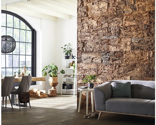 Wohnzimmer mit dekorativer Wandverkleidung aus Kork, Sofa und Esstisch