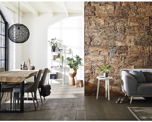 Wohnzimmer mit Esstisch, Stühlen, Regal, Dekoration, Lampe und Wandverkleidung in Steinoptik