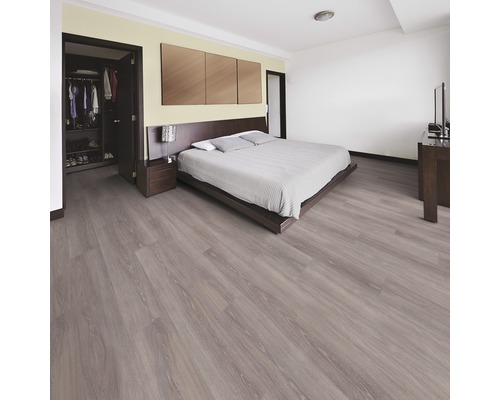 Schlafzimmer mit Bett, Kleiderschrank und Laminatboden in Holzoptik