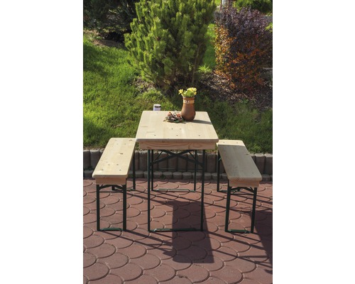 Biertischgarnitur aus Holz im Garten