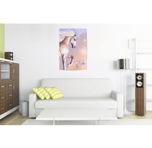 Wohnzimmer mit Sofa und Einhorn-Wandbild