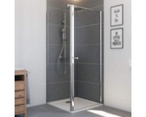 Dusche mit Duschabtrennung aus Glas und silberfarbenem Rahmen in einem Badezimmer.