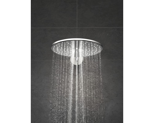 Regendusche mit Wasserstrahl vor dunkler Wand