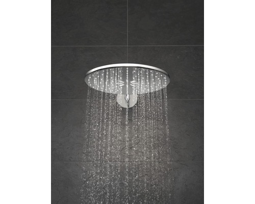 Regendusche mit laufendem Wasser